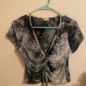 cute slightly cropped tye dye shirt with adjustable scrunch in front